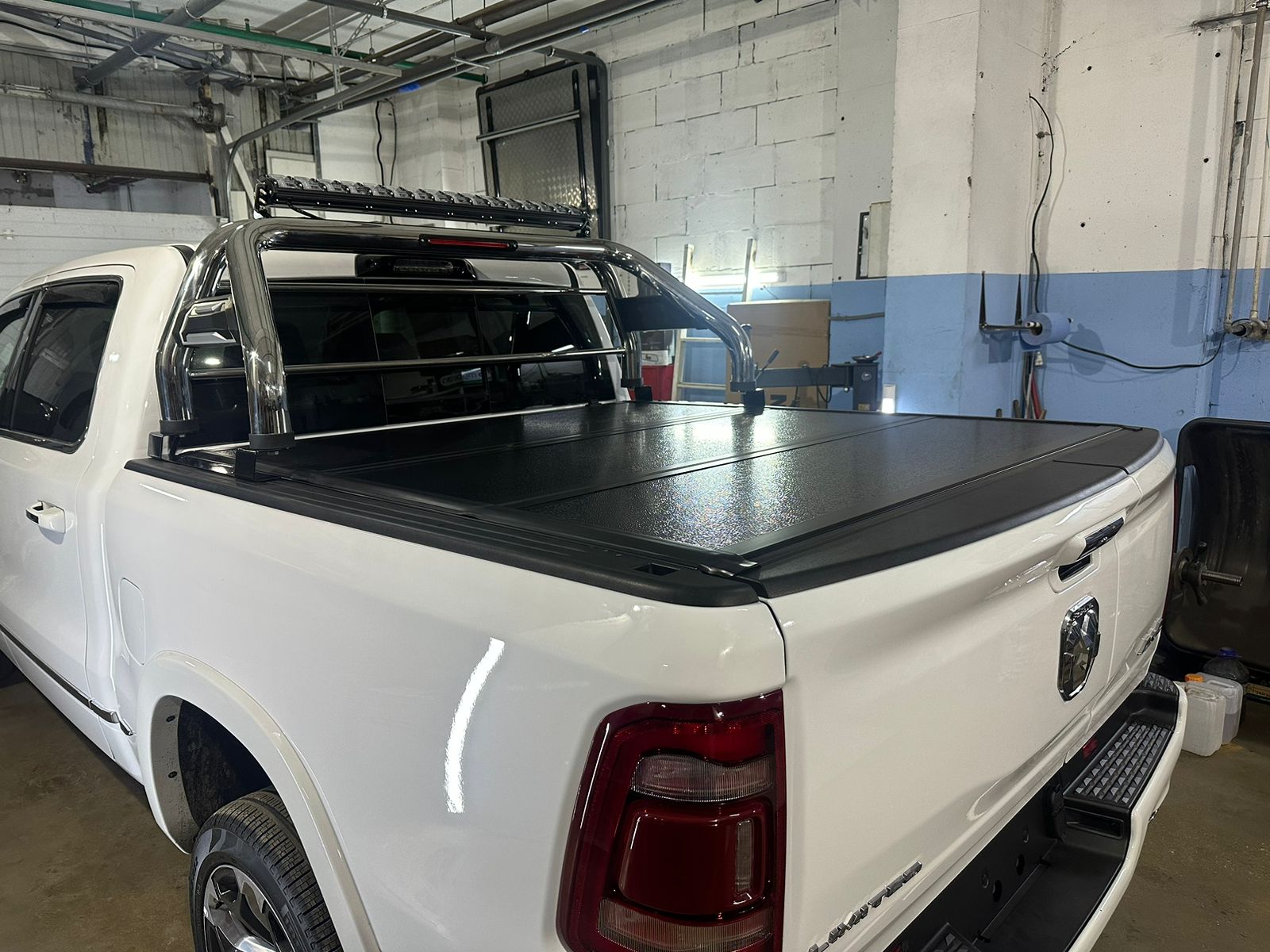 Dodge Ram / Крышка кузова / Крышка кузова трехсекционная TRI-FOLD Dodge Ram / Крышка кузова / Крышка кузова трехсекционная TRI-FOLD