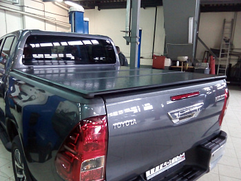 Toyota Hilux / Крышки кузова / Трехсекционная крышка Winbo