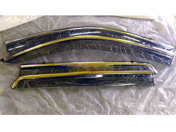 Toyota Hilux / Дефлекторы / Черные дефлекторы боковых окон с вставками из нержавейки