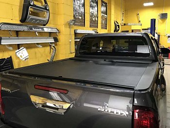 Toyota Hilux / Крышки кузова / Алюминиевая крышка кузова Roll-N-Lock