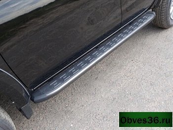 Mitsubishi L200 / Пороги / Пороги алюминиевые с пластиковой накладкой (карбон-серые) (2015-)